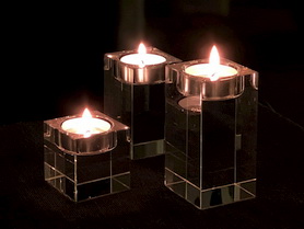 Kerzenhalter aus Kristallglas, 3er-Set mit brennenden Teelichtern